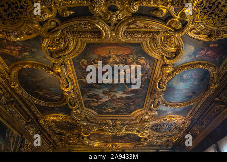 Venedig, Italien - 18. Juli 2019: Blick auf den herrlichen Decke der Kammer des Senats am Dogenpalast, auch bekannt als Palazzo Ducale in Veni Stockfoto