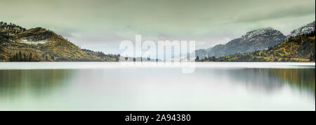 Großes mehrstitchiges Panorama der Cascade Mountains und des Okanagan Valley in herbstlicher Kulisse mit frühem Schnee; British Columbia, Kanada Stockfoto