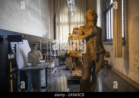 Venedig, Italien - 18. Juli 2019: Skulpturen und Statuen am historischen Dogenpalast oder des Palazzo Ducale in Venedig, Italien wiederhergestellt wird. Stockfoto