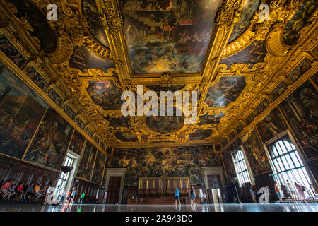 Venedig, Italien - 18. Juli 2019: Blick in die Kammer des Großen Rates am historischen Dogenpalast oder des Palazzo Ducale in Venedig, Italien. Stockfoto