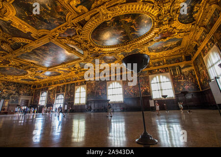 Venedig, Italien - 18. Juli 2019: Blick in die Kammer des Großen Rates am historischen Dogenpalast oder des Palazzo Ducale in Venedig, Italien. Stockfoto