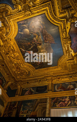 Venedig, Italien - 18. Juli 2019: Decke Detail der Kammer des Großen Rates am historischen Dogenpalast oder des Palazzo Ducale in Venedig, Italien. Stockfoto