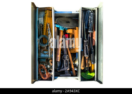 Ein offener Werkzeugkasten mit verschiedenen alten Werkzeugen von oben sichtbar, auf weißem Hintergrund mit einen Freistellungspfad isoliert. Stockfoto
