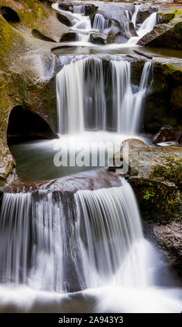 Cliff Falls, zahlreiche Wasserfälle, die über gestufte Pools und Felsvorsprünge fließen; Maple Ridge, British Columbia, Kanada Stockfoto