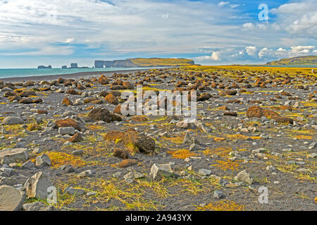 Durcheinander vulkanischen Felsen auf schwarzem Sand Strand Reynisfjara in der Nähe von Vik, Island Stockfoto