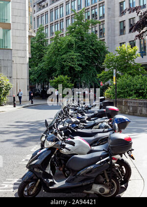 Motorräder in einer Reihe an Aldermanbury Square in London geparkt Stockfoto