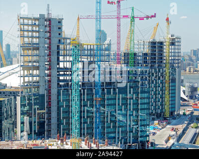 Bunte Baukräne auf einer Baustelle in der Nähe von O2 Arena in Greenwich, London, UK. Mai 2017. Stockfoto