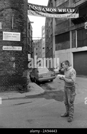 London Docklands Development 1987. Gainsford Street, Shad Thames Street, Cinnamon Wharf neue Show Wohnungen banner Bermondsey, Southwark, South East London. 1980 s UK. HOMER SYKES Stockfoto