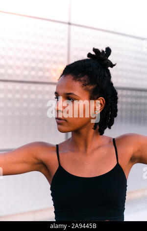 Headshot von gemischten Rennen junge Frau mit offenen Armen im städtischen Bereich Stockfoto