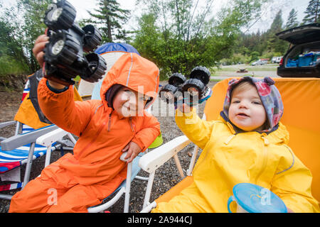 Bruder und Schwester ihre Fahrzeuge mit Camping. Stockfoto