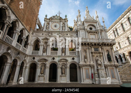 Venedig, Italien - 18. Juli 2019: Der Blick aus dem Innenhof des Dogenpalastes, auch als Palazzo Ducale bekannt, in der Stadt Venedig in Ita Stockfoto