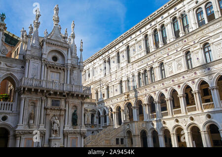 Venedig, Italien - 18. Juli 2019: Ein Blick aus dem Innenhof auf den Dogenpalast, oder auch als Palazzo Ducale in der Stadt Venedig, Italien bekannt. Stockfoto