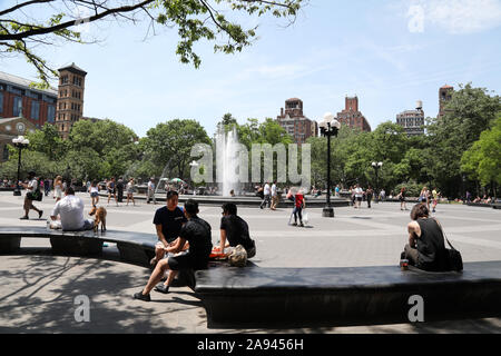 Sommer Mittag an der Greenwich Village Washington Square, New York. Stockfoto