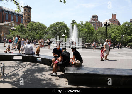 Sommer Mittag an der Greenwich Village Washington Square, New York. Stockfoto