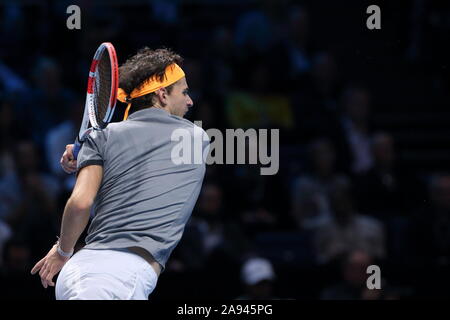 London, Großbritannien. 12 Nov, 2019. Dominic Thiem von Österreich zeigt den Geist, die besiegt Novak Djokovic aus Serbien während der singles Match bei der ATP World Tour Finale in der O2 Arena am 12. November 2019 in London, England. Foto von Paul Cunningham Credit: Paul Cunningham/Alamy leben Nachrichten Stockfoto