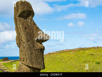 Nahaufnahme mit dem Kopf eines stehenden Moais gegen einen blauen Himmel; Osterinsel, Chile Stockfoto