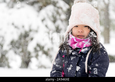 Winter Portrait eines kleinen asiatischen Mädchen im Schnee Stockfoto