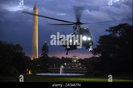 Washington, United States. 12 Nov, 2019. Marine Einer trägt Präsident Donald Trump und First Lady Melania Trump landet in der Dämmerung auf dem Südrasen, da sie sich auf das Weiße Haus, Dienstag, November 12, 2019, in Washington, DC zurück. Trump verbrachte Tag Wochenende ist eine lange Veteran in New York City. Foto von Mike Theiler/UPI Quelle: UPI/Alamy leben Nachrichten Stockfoto