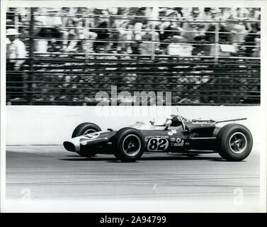 Indianapolis, Indiana, USA. 31. Mai 1965. Jim Clark von Schottland Köpfe in Richtung Ziellinie in seinem Ford Lotus 38 mit Strom versorgt, und gewinnt 1965 Indy 500-Rennen in Indianapolis. Die 49. Internationale 500-Mile Lotterien war auf dem Indianapolis Motor Speedway in Speedway, Indiana statt. Die fünf-jährige 'British Invasion' brach schließlich durch wie Jim Clark in dominierenden Mode mit dem ersten Heckmotorwagen Indy-gewinnen Auto triumphierte, einem Lotus 38 powered by Ford. Bild: Keystone Bilder USA/ZUMAPRESS.com/Alamy leben Nachrichten Stockfoto