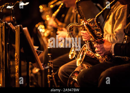 Big Band Saxophon Abschnitt. Ein offener Blick entlang der Saxophon Abschnitt einer Big Band in Concert. Stockfoto