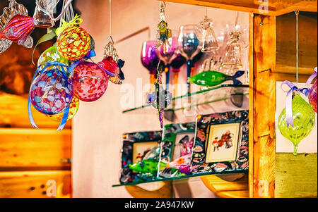 Glasdekorationen auf Weihnachtsmarkt in Riga neue Stockfoto