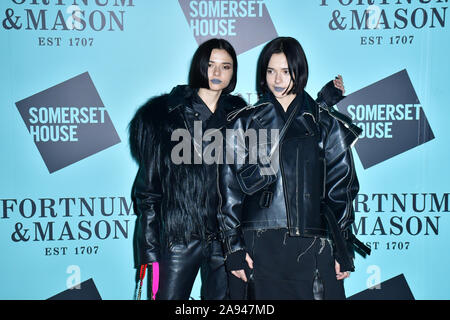 London, Großbritannien. 12 Nov, 2019. Anna Kuprienko und Sofia Kuprienko der Blüte Twin kommt Skate im Somerset House mit Fortnum & Mason Launch Party, London, Somerset House, 12. November 2019, London, UK. Bild Capital/Alamy leben Nachrichten Stockfoto