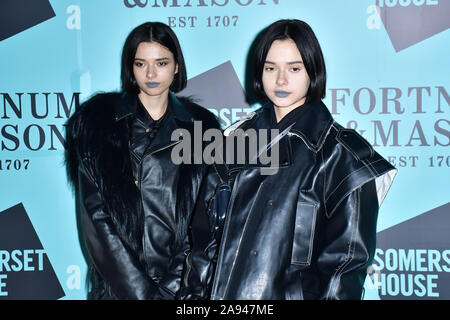 London, Großbritannien. 12 Nov, 2019. Anna Kuprienko und Sofia Kuprienko der Blüte Twin kommt Skate im Somerset House mit Fortnum & Mason Launch Party, London, Somerset House, 12. November 2019, London, UK. Bild Capital/Alamy leben Nachrichten Stockfoto