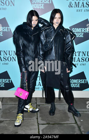 London, Großbritannien. 12 Nov, 2019. Anna Kuprienko und Sofia Kuprienko der Blüte Twin kommt Skate im Somerset House mit Fortnum & Mason Launch Party, London, Somerset House, 12. November 2019, London, UK. Bild Capital/Alamy leben Nachrichten Stockfoto