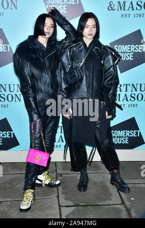 London, Großbritannien. 12 Nov, 2019. Anna Kuprienko und Sofia Kuprienko der Blüte Twin kommt Skate im Somerset House mit Fortnum & Mason Launch Party, London, Somerset House, 12. November 2019, London, UK. Bild Capital/Alamy leben Nachrichten Stockfoto