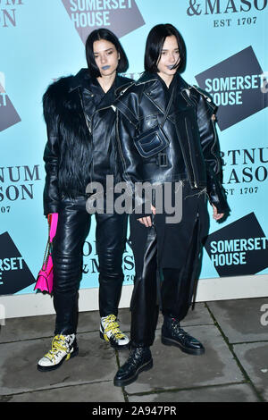 London, Großbritannien. 12 Nov, 2019. Anna Kuprienko und Sofia Kuprienko der Blüte Twin kommt Skate im Somerset House mit Fortnum & Mason Launch Party, London, Somerset House, 12. November 2019, London, UK. Bild Capital/Alamy leben Nachrichten Stockfoto