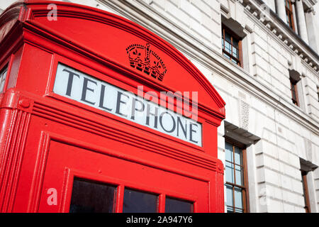 London phone Box. Detail einer kultigen roten Britischen Telefonzelle. Stockfoto