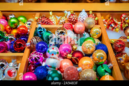 Glas Christbaumschmuck auf Weihnachtsmarkt am Alexanderplatz neue Stockfoto