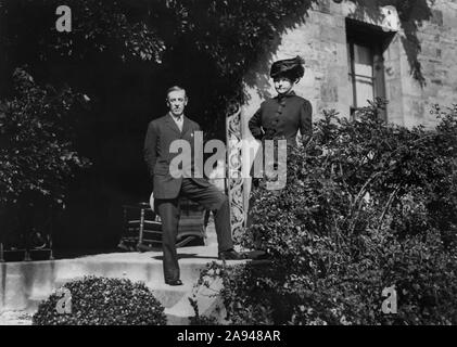 Princeton University Präsident Woodrow Wilson mit seiner ersten Frau Ellen Axon Wilson, in voller Länge Porträt auf Stufen vor der Residenz an der Princeton University, Princeton, New Jersey, USA, Foto: American Press Association, 1910 Stockfoto