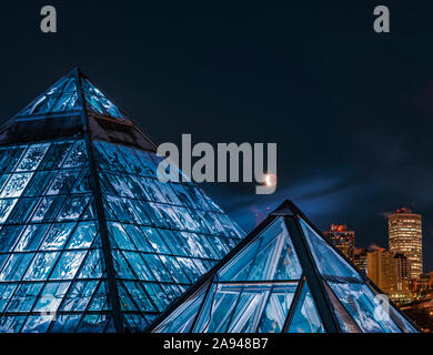 Eine Mondfinsternis über der Innenstadt von Edmonton und dem Muttart Conservatory; Edmonton, Alberta, Kanada Stockfoto