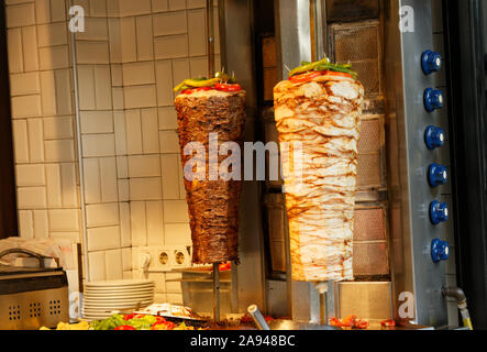 Türkische Döner Kebab aus Rind- und Hühnerfleisch. Auch als griechischen Gyro bekannt. Stockfoto