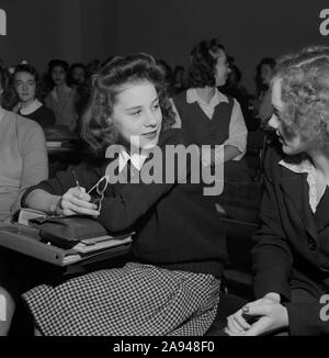 Weibliche Schüler im Klassenzimmer Woodrow Wilson High School, Washington, D.C., USA, Esther Bubley für U.S. Office of War Information, Oktober 1943 Stockfoto