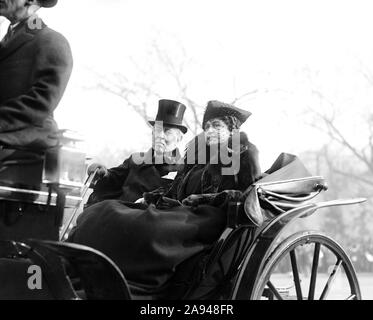 Der ehemalige US-Präsident Woodrow Wilson und seine Frau Edith Bolling Wilson Reiten in der Pferdekutsche Beerdigung des Unbekannten Soldaten, Armistice Day, Fotografie von nationalen Foto, 11. November 1921 Stockfoto