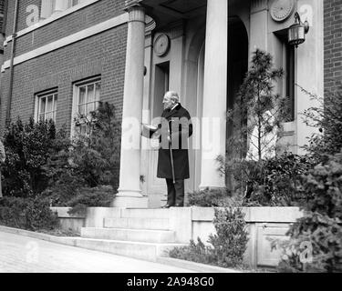 Der frühere US-Präsident Woodrow Wilson auf den Stufen vor seiner privaten Residenz bei 2340 N Street NW, Washington, D.C., USA, National Photo Firma, April 1922 Stockfoto