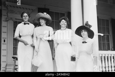 Jessie Wilson, Frau Margaret Wilson, Woodrow Wilson, Eleanor Randolph Wilson, Brustbild stehend auf der Veranda Schritte der Sommerresidenz, Sea Girt, New Jersey, USA, Bain Nachrichten Service, Juli 1912 Stockfoto