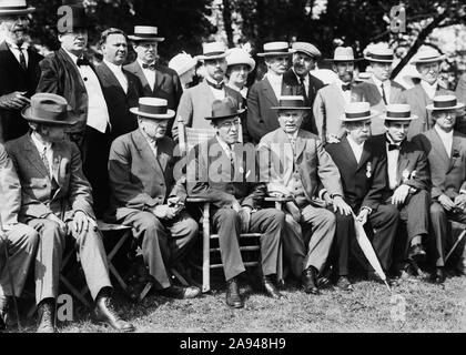 Demokratischen Präsidentenkandidaten, New Jersey Governor Woodrow Wilson (sitzend Mitte links) im Gespräch mit James Beauchamp Clark, Sprecher der US-Repräsentantenhaus und anderen demokratischen Politiker, Sea Girt, New Jersey, USA, Bain Nachrichten Service, August 1912 Stockfoto