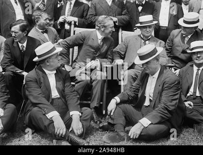 Demokratischen Präsidentenkandidaten, New Jersey Governor Woodrow Wilson (sitzend Mitte links) im Gespräch mit James Beauchamp Clark, Sprecher der US-Repräsentantenhaus und anderen demokratischen Politiker, Sea Girt, New Jersey, USA, Bain Nachrichten Service, August 1912 Stockfoto