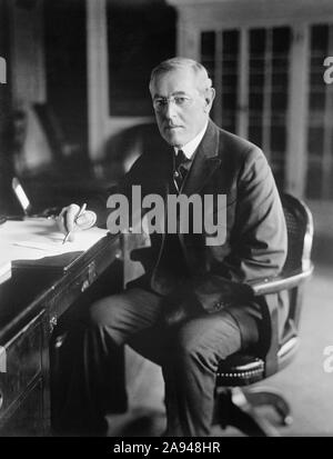 Woodrow Wilson (1856-1924), 28. Präsident der Vereinigten Staaten 1913-1921, Three-Quarter Länge Porträt am Schreibtisch im Oval Office des Weißen Hauses, Washington, D.C., USA, Foto von Harris & Ewing, 1913-1917 sitzt Stockfoto