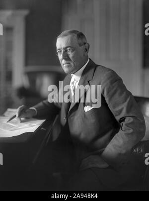 Woodrow Wilson (1856-1924), 28. Präsident der Vereinigten Staaten 1913-1921, Three-Quarter Länge Porträt am Schreibtisch im Oval Office des Weißen Hauses, Washington, D.C., USA, Foto von Harris & Ewing, 1913-1917 sitzt Stockfoto