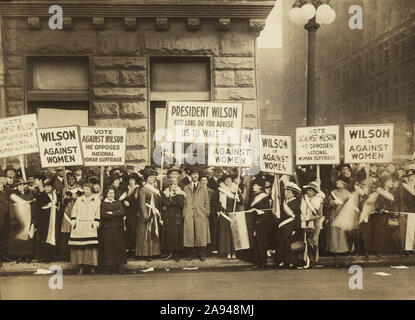 Suffragists Protest US-Präsident Woodrow Wilson's Opposition gegen Frau Wahlrecht, Chicago, Illinois, USA, Foto: Burke & Atwell, Oktober 1916 Stockfoto