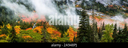 Großes mehrreihiges Bildpanorama der Kaskaden und des Okanagans Tal in einer Herbsteinstellung zusammen mit frühen Schnee und Cloud Stockfoto