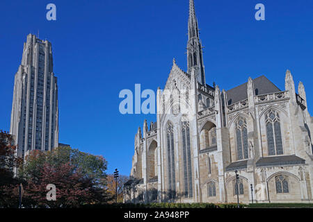 PITTSBURGH - NOVEMBER 2019: Universität von Pittsburgh Campus mit Dom des Lernens und Heinz Memorial Kapelle Stockfoto