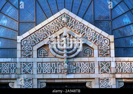 PITTSBURGH - NOVEMBER, 2019: Rodef Shalom Synagoge, 1907 erbaut, hat kunstvoll gemusterten Stein arbeiten auf der Vorderseite, einschließlich einer menorah oberhalb der Stockfoto