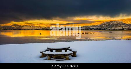 Winter im Okanagan Valley am Kelowna Strand; Kelowna, British Columbia, Kanada Stockfoto