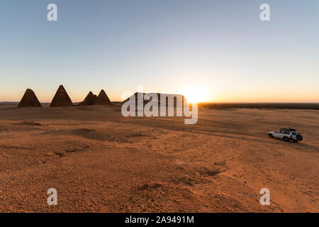 Feld der Kushite königlichen Pyramiden und Mount Jebel Barkal bei Sonnenaufgang; Karima, Northern State, Sudan Stockfoto