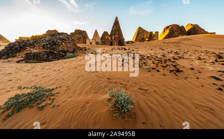 Pyramiden auf dem Nordfriedhof von Begarawiyah, mit 41 königlichen Pyramiden der Monarchen, die das Königreich Kush zwischen 250 v. Chr. und 32 regierten... Stockfoto